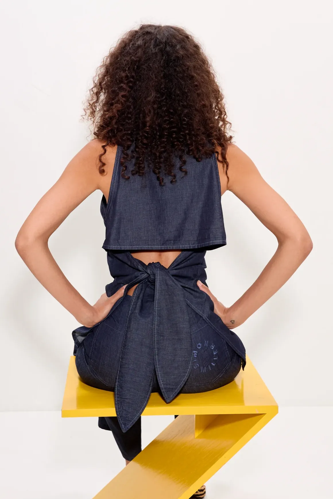 Lochloch sleeveless chambray button up