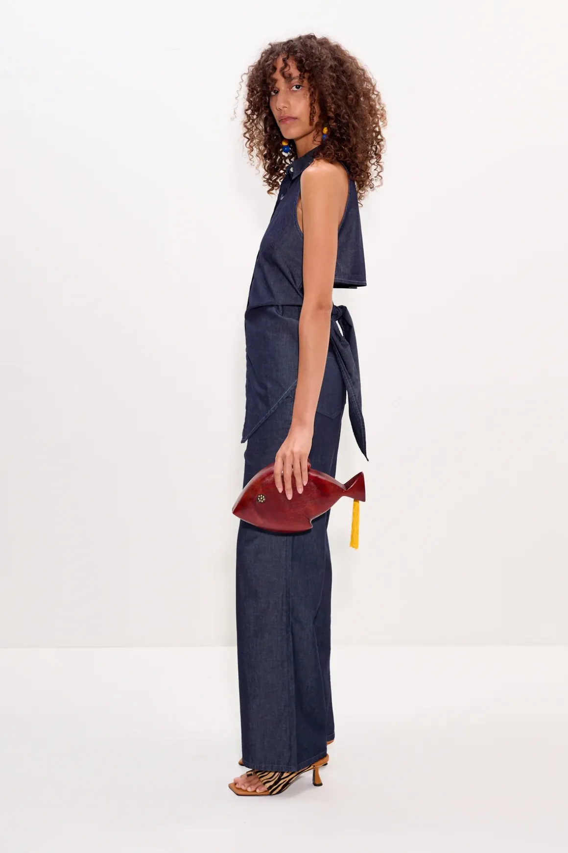 Lochloch sleeveless chambray button up